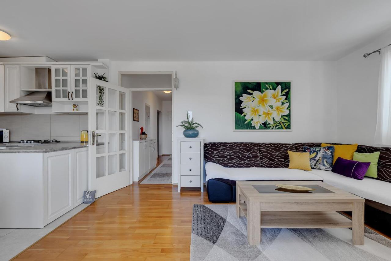 Apartment Pine Fine With Free Parking 마카르스카 외부 사진